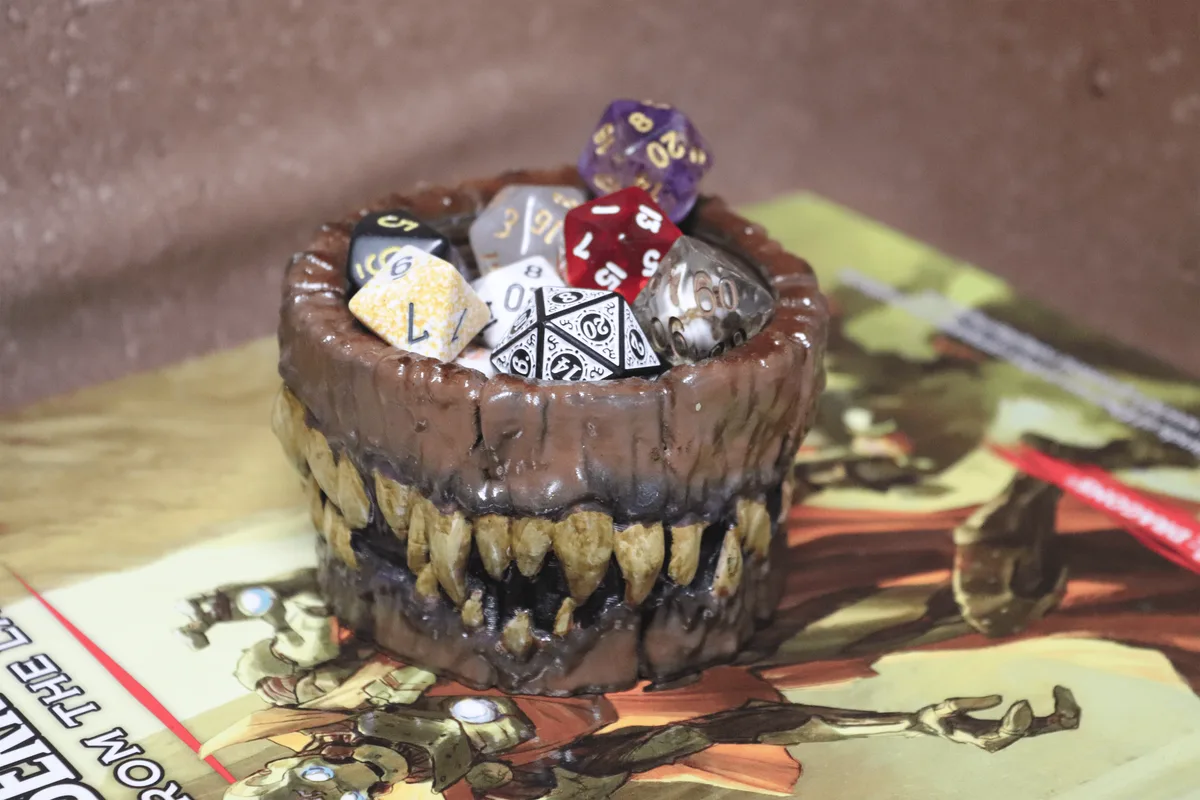 Mimic dice cup with threaded lid